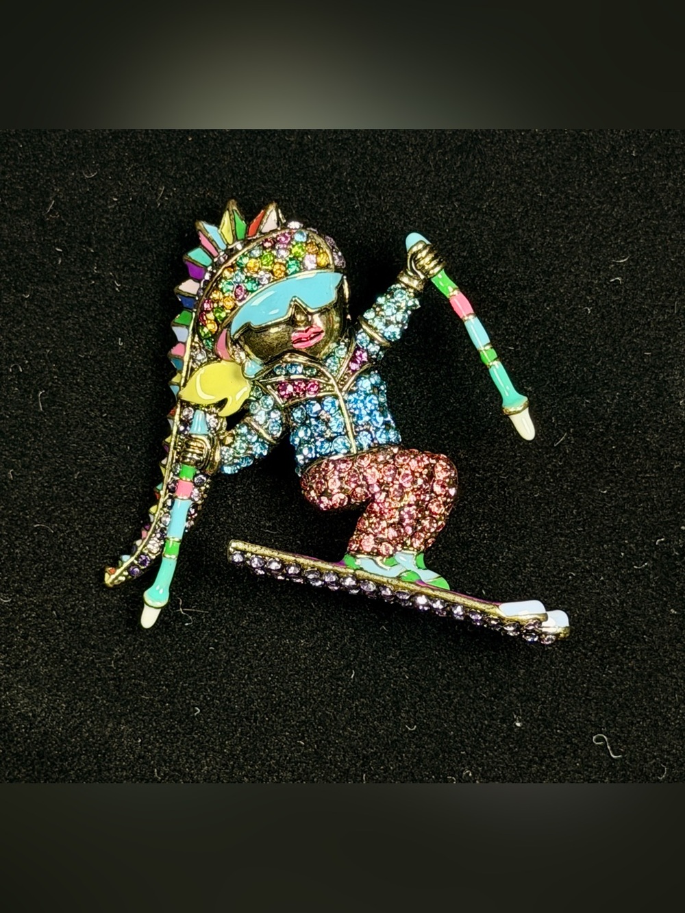 Heidi Daus - Dashing Skier crystal pin